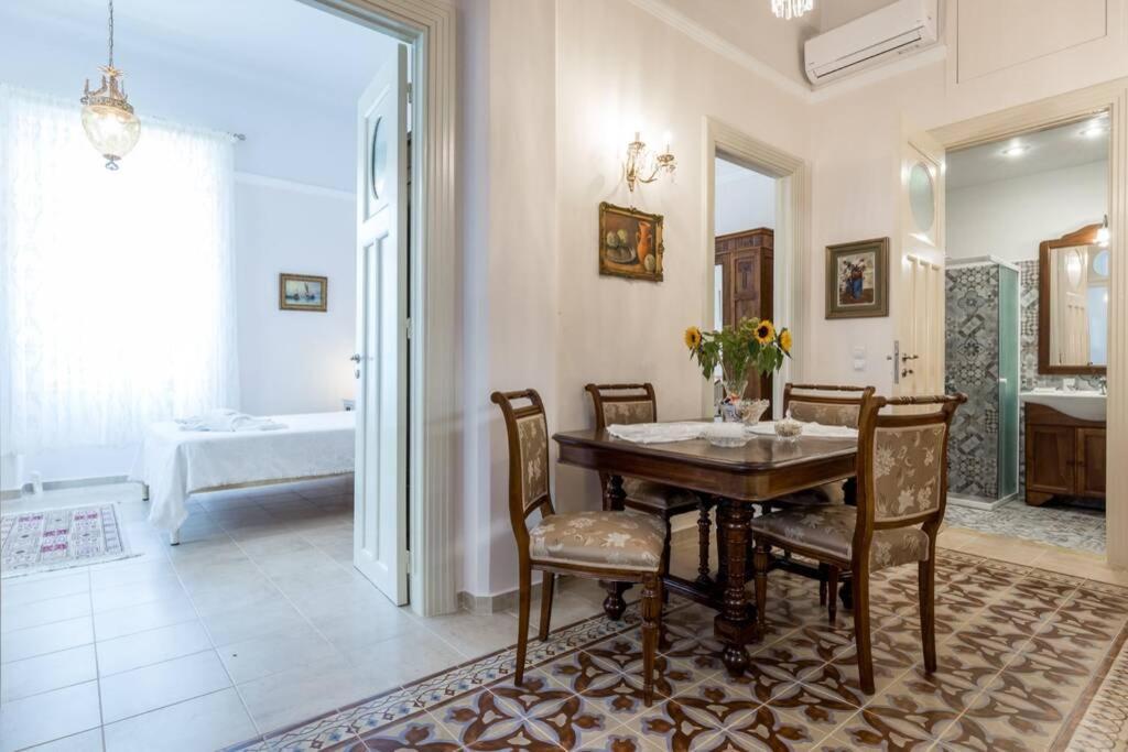 Neoclassical Flat With 2 Bedrooms In El Pireo Exterior foto